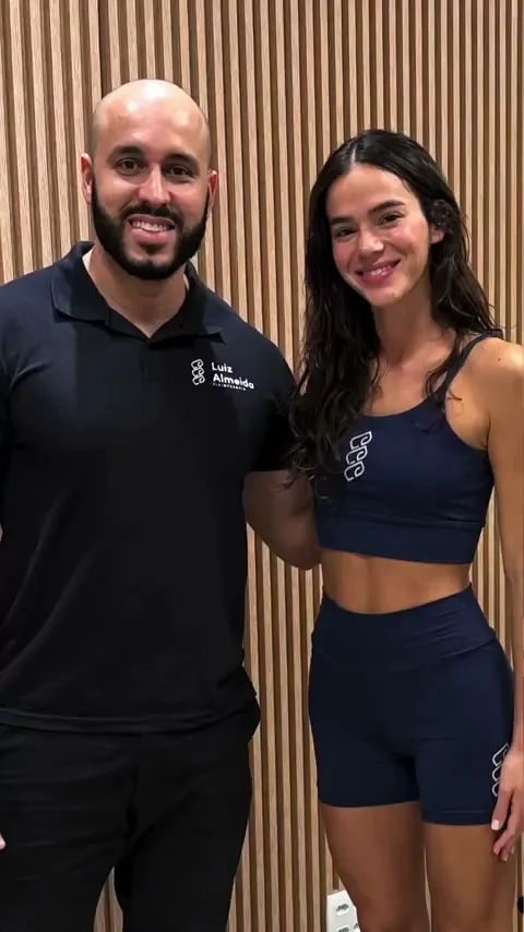 Dr. Luiz Almeida atendendo Bruna Marquezine