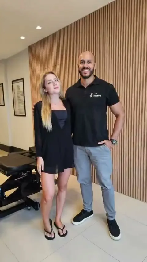 Dr. Luiz Almeida atendendo Jade Picon