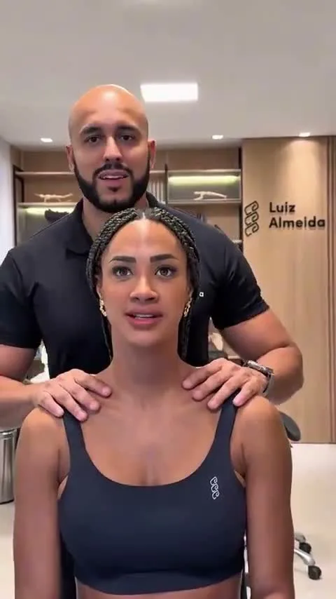 Dr. Luiz Almeida atendendo Aline Patrícia
