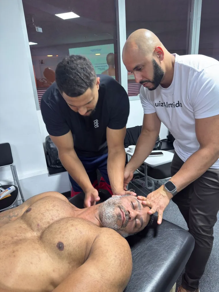 Prática de terapia manual sobre o paciente na maca