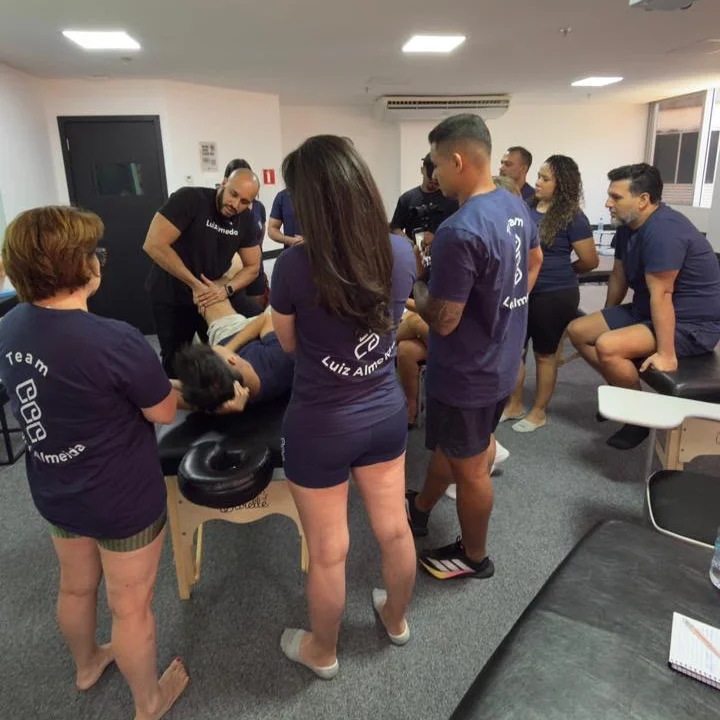 Turma reunida em volta da maca durante a imersão